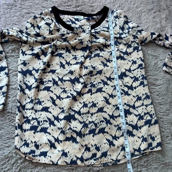 ⭐️⭐️⭐️DKNYC blue and cream abstract print blouse size Small - Picture 7 of 8